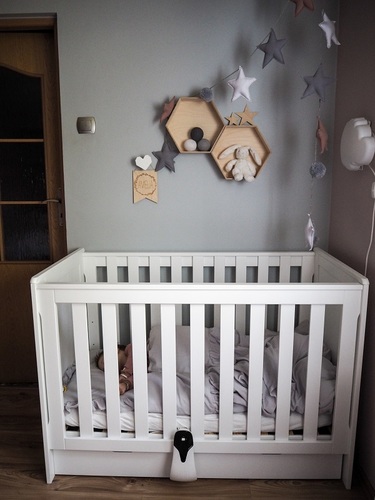 jakie łóżeczko wybrać dla niemowlaka, aby zapewnić mu zdrowy sen?
